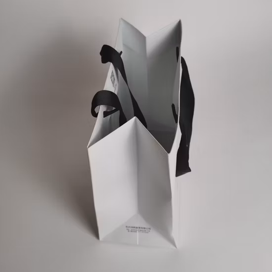 Embalagem de papel preto impresso saco de presente de compras de luxo com alça